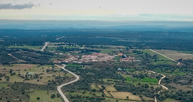 Pincha aqu� para ver ampliada esta vista a�rea del pueblo desde la Pe�a del Pico