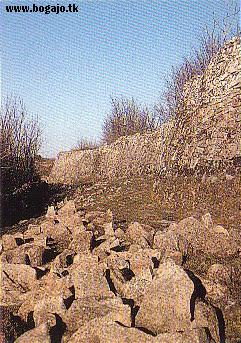 Barrera de "piedras hincadas" para defenderse de los ataques