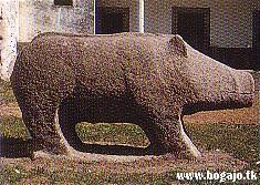 Talla de un jabal� macho en posici�n de acometida