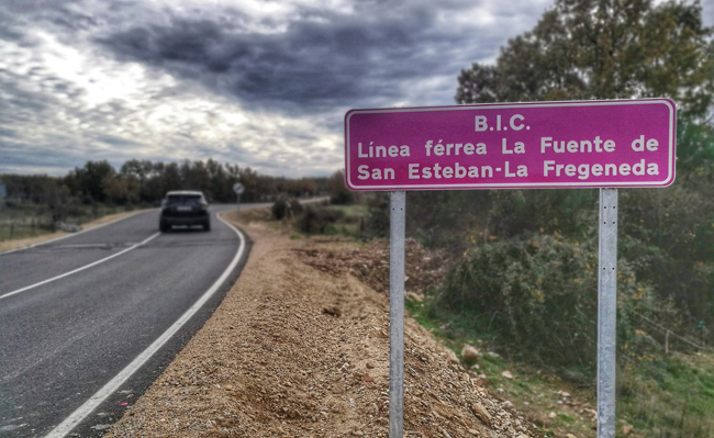 Paso a nivel de la estaci�n de Bogajo. Pincha para ver m�s fotos.