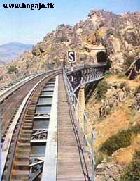 Uno de los numerosos viaductos de la l�nea de la Fregeneda. Pincha para tener m�s informaci�n de esta v�a f�rrea.